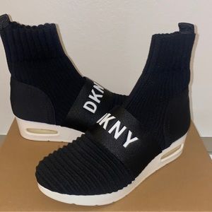 Women’s black donna Karan boot size 7